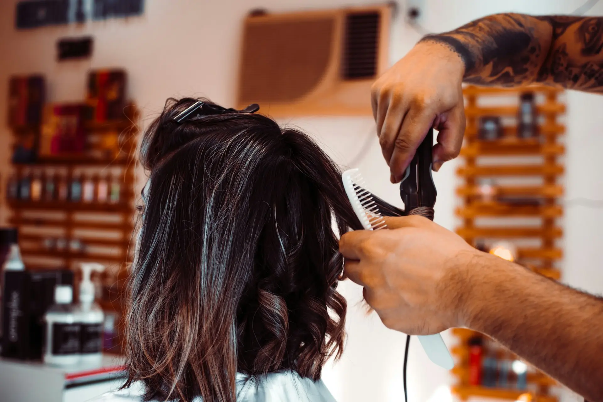 Mujer con camisa blanca sosteniendo un secador de pelo